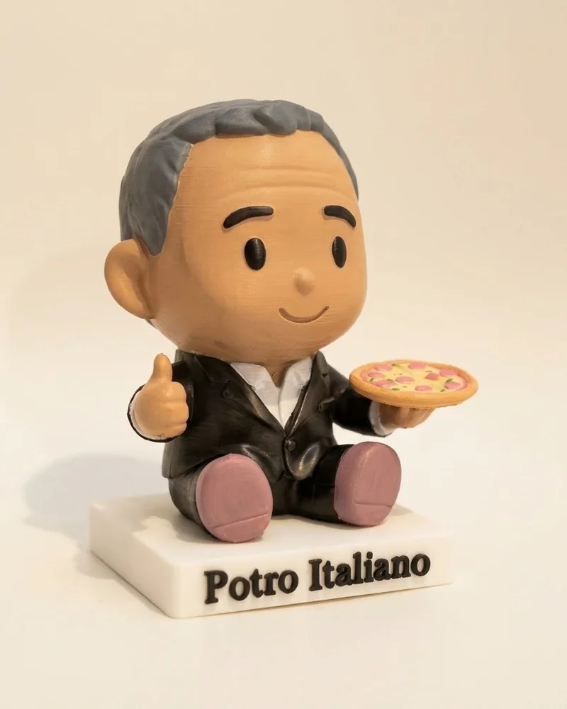 Ninotet amb vestit i una pizza, amb la base gravada «Potro Italiano»